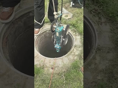 Un rastreador de CCTV bajando a la alcantarilla.